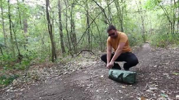 Чоловік Відкриває Сумку Готує Намет Кемпінгу Лісі Кишеньковий Вид — стокове відео