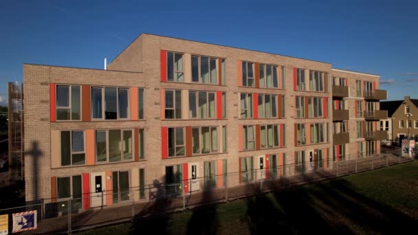Des Tons Chauds Froids Contrastés Colorés Immeuble Nouvellement Construit Éclairé — Video