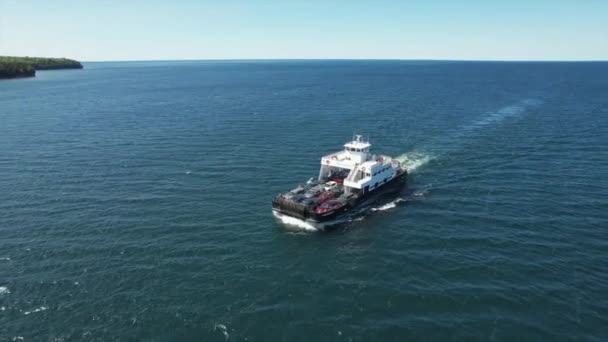 华盛顿岛的汽车渡船穿过莫尔茨海峡港口 穿过位于绿湾和密歇根湖之间的门郡大陆 — 图库视频影像
