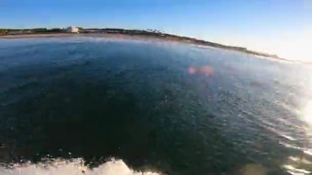壮大なバレルを得る青い海の波にサーファー 日の出を背景に極端なスポーツサーフィン — ストック動画