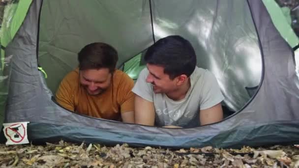 Два Друга Кемпинга Палатке Улыбкой Смехом Дают Пять — стоковое видео
