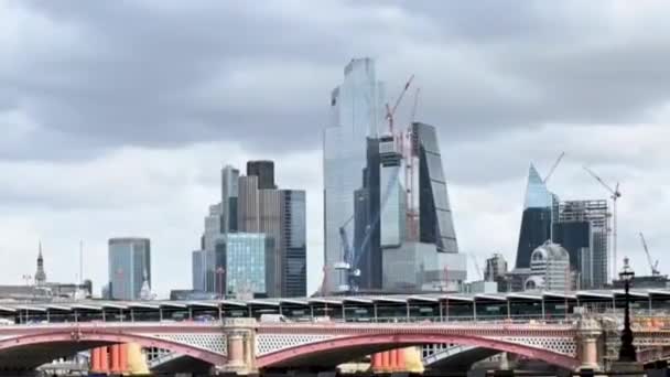 Вид Бишопгейт Лондонский Сити Южной Стороны Над Темзой — стоковое видео