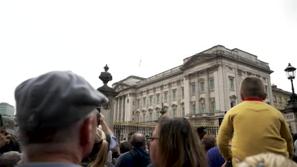 Kraliçe Elizabeth Ölümünden Sonra Buckingham Sarayı Nın Önünde Kalabalık Toplandı — Stok video