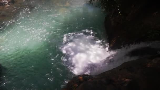 Olhar Para Baixo Penhasco Rochoso Alto Uma Cachoeira Com Água — Vídeo de Stock