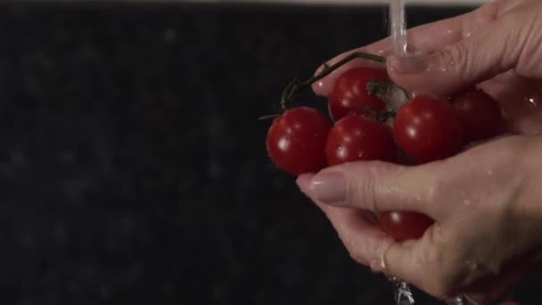 Vackra Röda Mogna Tomater Sköljs Noggrant Rent Vatten Innan Serveras — Stockvideo