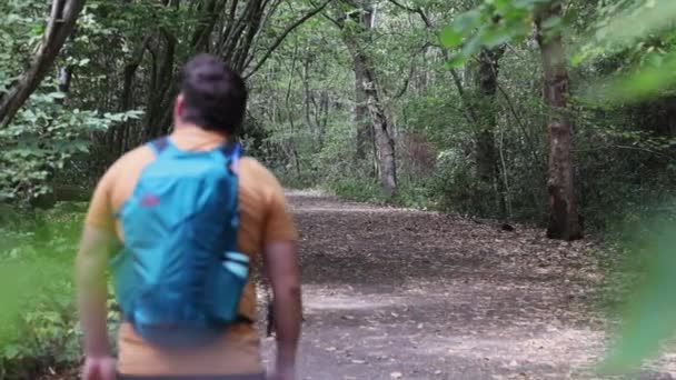 Sırt Çantalı Ormanda Yürüyen Yavaş Çekimde Geriye Bakan Birinin Sinematik — Stok video