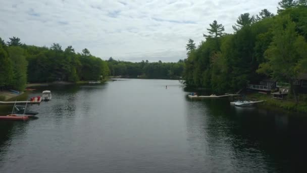 Vista Aérea Pasando Borde Remo Río Día Nublado Muskoka Ontario — Vídeos de Stock