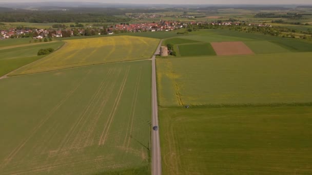 Tracciamento Aereo Girato Una Macchina Che Guida Verso Rovine Che — Video Stock