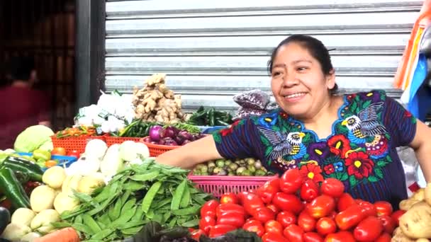 Guatemaltekische Frau Bietet Produkte Auf Markt Von Antigua Guatemala — Stockvideo