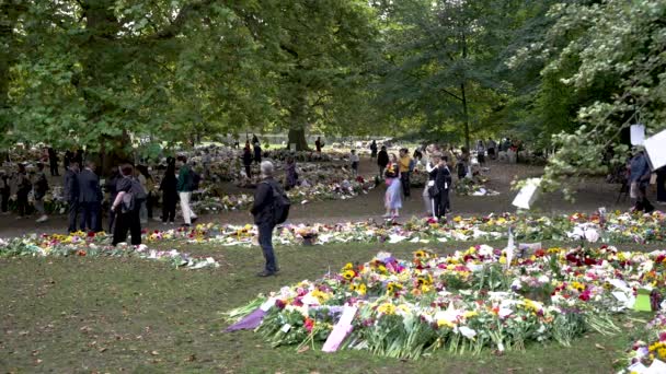 Människor Besöker Grön För Att Blommiga Hyllningar För Drottning Elizabeth — Stockvideo