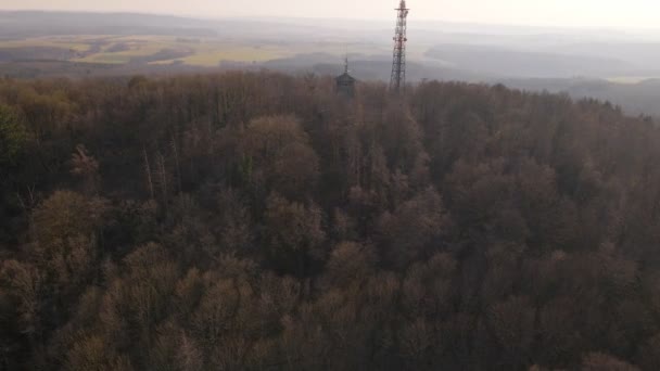 Obracające Się Zdjęcie Lotnicze Wież Łączności Lotniczej Stoppelberg Środku Lasu — Wideo stockowe