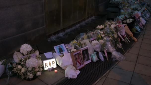 Skylt Med Ordet Rip Bredvid Blombukett Utanför Det Brittiska Generalkonsulatet — Stockvideo