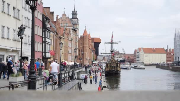 Gdansk Orilla Con Muchas Personas Barco Pirata Medieval — Vídeo de stock