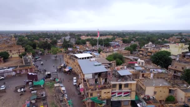 Drone Volando Hacia Gran Poste Bandera India Ciudad Jaisalmer — Vídeo de stock