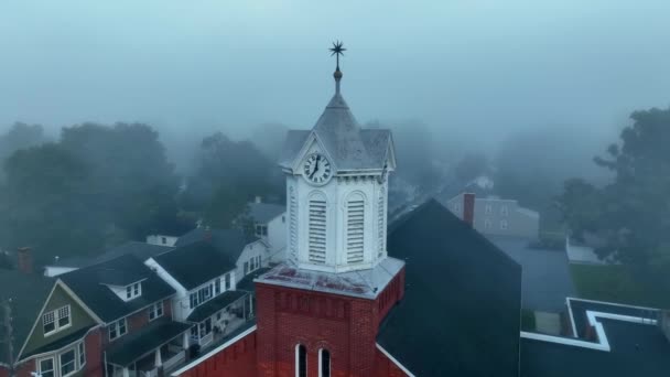 Establecimiento Plano Aéreo Una Iglesia Día Niebla Primer Plano Del — Vídeo de stock