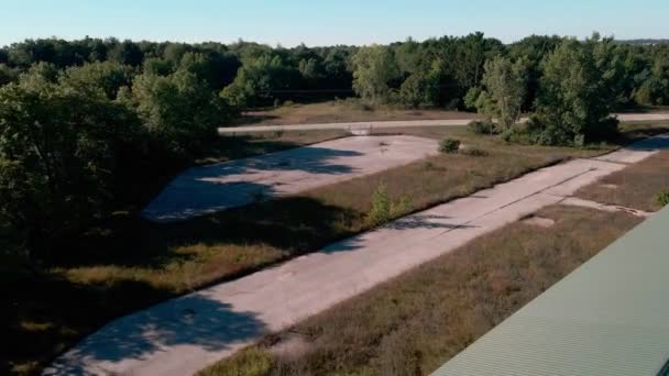 Estábulos Abandonados Lado Uma Estrada — Vídeo de Stock