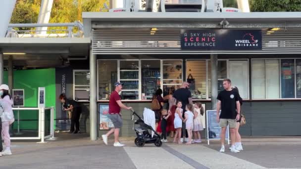 Turisté Seřazené Pokladny Jít Gondolu Jízda Kanálu Sedm Kola Brisbane — Stock video