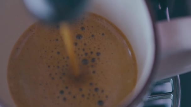 Kawa Schodzi Maszyny Wpada Kubka Kiedy Jest Gotowa Ręka Podnosi — Wideo stockowe