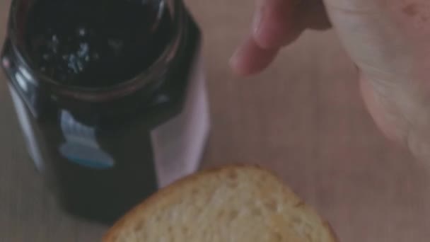 Точка Зрения Человек Завтракает Кусочком Тоста Сливовым Джемом Выстрел Сверху — стоковое видео
