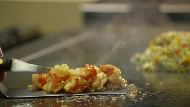 Teppanyaki Restaurants Fry Prawns Served Dish — Stock Video
