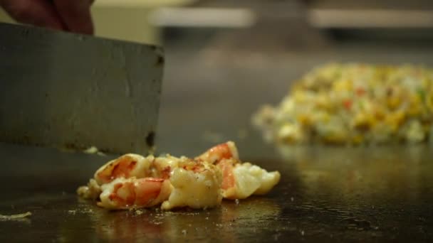 Teppanyaki Restaurants Prowns Shrimps Frying Butter Smoke Pan — Stock Video