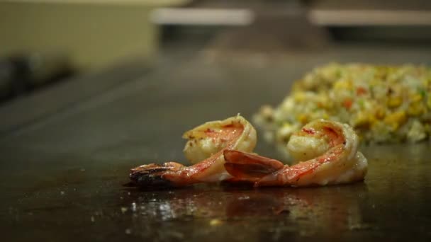 Teppanyaki Restaurants Braten Garnelen Und Schneiden Wespenteil — Stockvideo