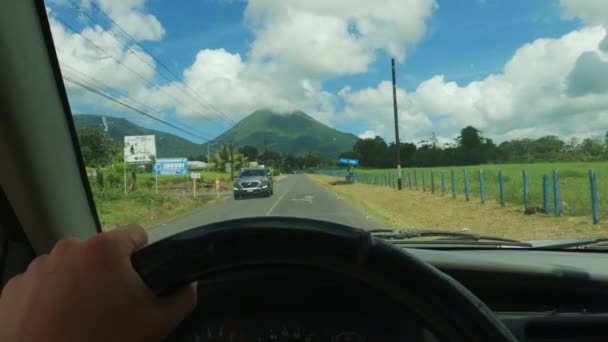 トラッキングのためのコスタリカ中央アメリカ旅行先ラ フォルシアの活火山エル アレナルへの狭い道を車で行く — ストック動画