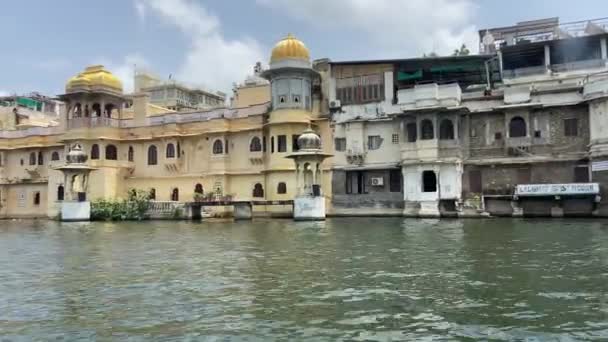 Navegar Orillas Del Gran Palacio Ciudad Ciudad India Udaipur Ciudad — Vídeo de stock