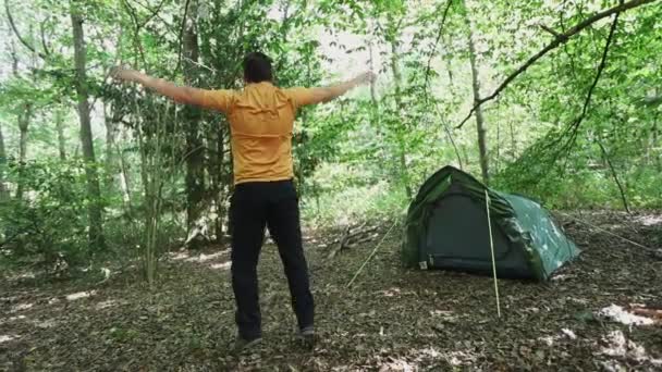 Νεαρός Κάνει Άλματα Βαλέδες Στο Δάσος Κάμπινγκ Αργή Κίνηση Άποψη — Αρχείο Βίντεο