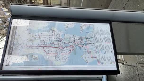 Scatto Verticale Una Mappa Del Sistema Trasporto Della Metropolitana Lungo — Video Stock