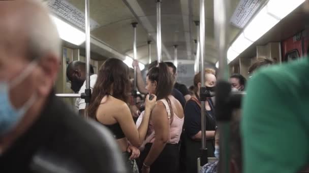 Metro Gran Ciudad Athen Grecia Muchas Personas Con Máscaras Sentadas — Vídeo de stock