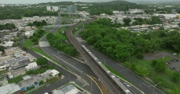 城市火车随后被无人驾驶飞机在波多黎各 Tren Urbano的Rio Piedras拍摄 — 图库视频影像