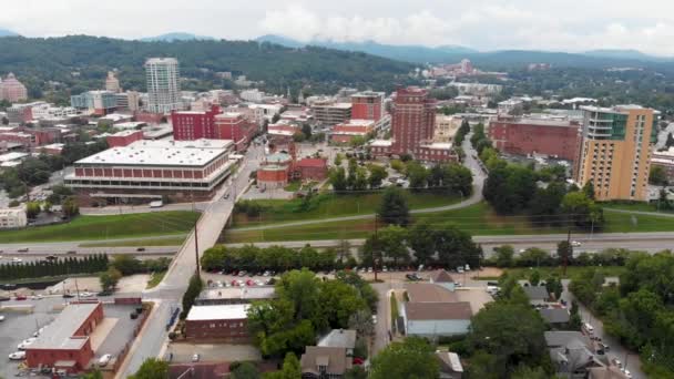 Vídeo Drone Tráfego 240 Enquanto Atravessa Downtown Asheville Dia Ensolarado — Vídeo de Stock