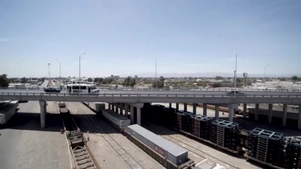 Egy Utcai Hídon Vasúti Síneken Repkedő Drón Látványa — Stock videók