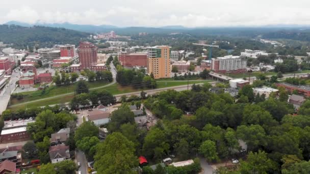 Vídeo Drone Tráfego 240 Enquanto Atravessa Downtown Asheville Dia Ensolarado — Vídeo de Stock