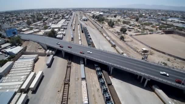 Vista Drone Voando Para Frente Sobre Uma Ponte Rua Trilhos — Vídeo de Stock