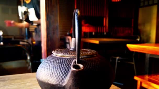 Antigo Padrão Preto Ferro Fundido Bule Japonês Tetsubin Chá Conjunto — Vídeo de Stock