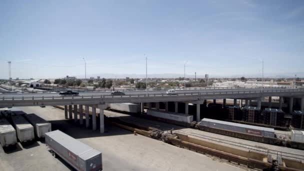 Pohled Dron Letící Vpravo Mostě Kolejích Vlaků — Stock video