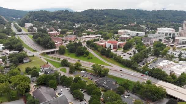 Vídeo Drone Tráfego 240 Enquanto Atravessa Downtown Asheville Dia Ensolarado — Vídeo de Stock