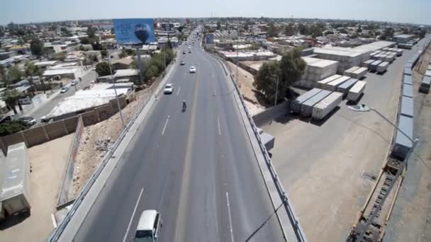 Vue Drone Suivant Pont Routier Des Voies Ferrées — Video