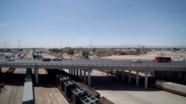 Vista Drone Voando Esquerda Seguindo Carros Uma Ponte Rua Sobre — Vídeo de Stock