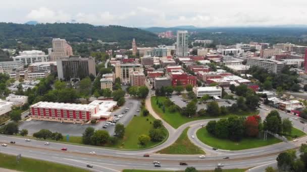 Drone Video Traffic 240 Jak Biegnie Przez Downtown Asheville Słoneczny — Wideo stockowe