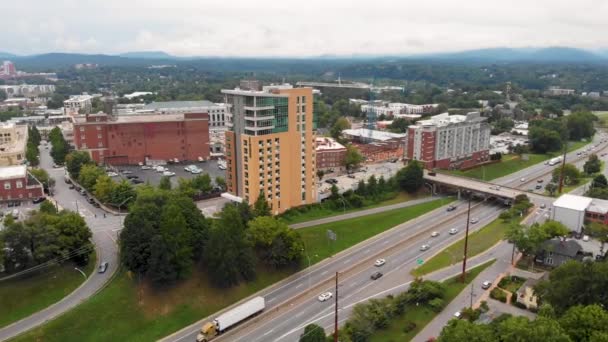 Drone Videó Harrah Cherokee Kongresszusi Központjáról Asheville Belvárosában Broadway Ről — Stock videók