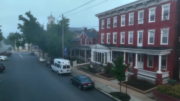 Pequeño Pueblo Americano Mañana Brumosa Niebla Gruesa Baja Visibilidad Disparo — Vídeo de stock