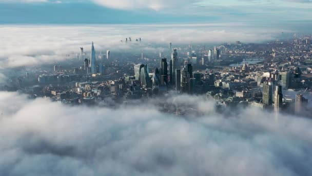 タワーブリッジ スカイガーデン シャード テムズ川 ロンドン ガーキン シティスケープ 象徴的な商業用スカイスクレーパーでロンドンの雲と霧の空中ビューを確立します イギリス — ストック動画
