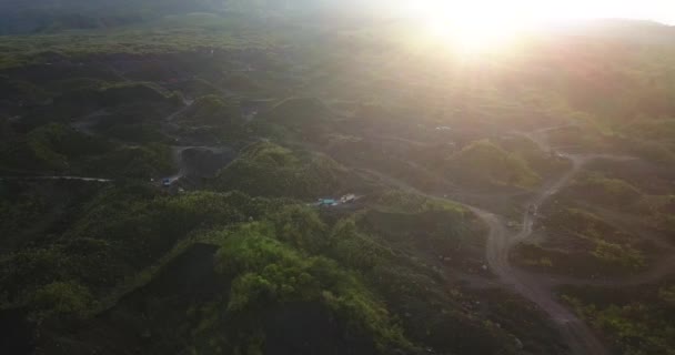 Lkws Beladen Sand Und Fahren Die Sandminenstraße Hang Des Vulkans — Stockvideo