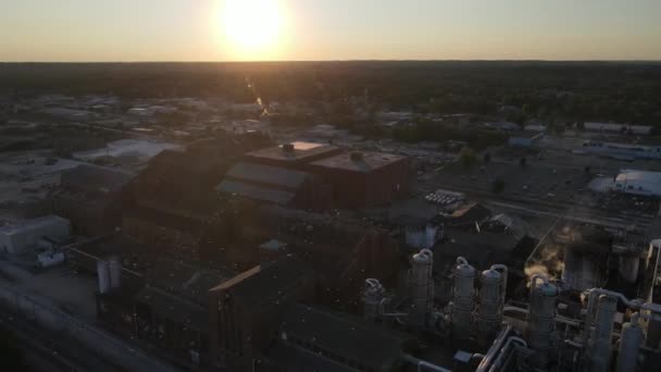 Röken Stiger Upp Från Ett Spannmålsdestilleri Solnedgången Peoria Illinois Långsam — Stockvideo