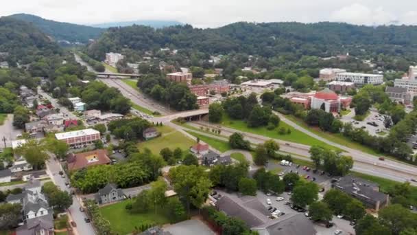 Drone Video Trafik 240 Som Löper Genom Centrum Asheville Solig — Stockvideo