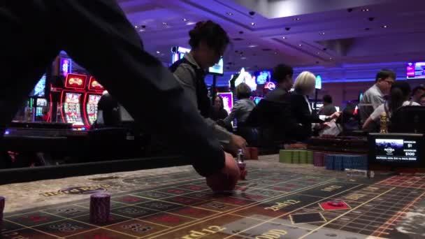Gerakan Orang Orang Yang Bermain Roulette Kasino Dalam Hard Rock — Stok Video