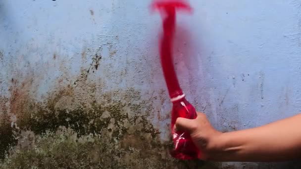 Yavaş Çekimde Fışkırana Kadar Kırmızı Sıvıyla Dolu Şişeyi Elle Sık — Stok video